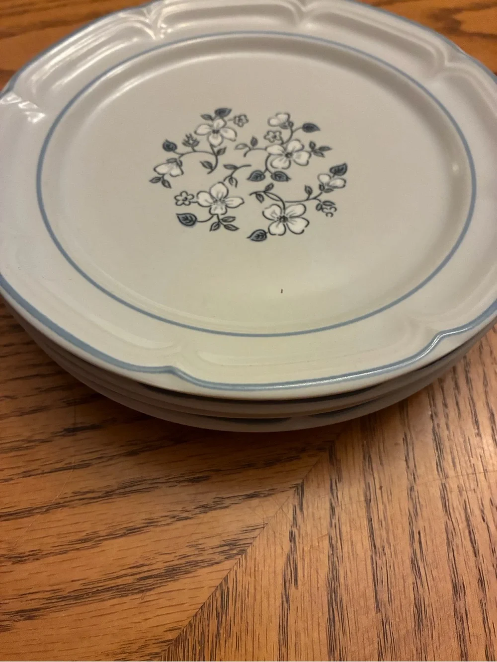 Covington Avondale Set of 4 dessert or salad Plates with Blue Floral Motif